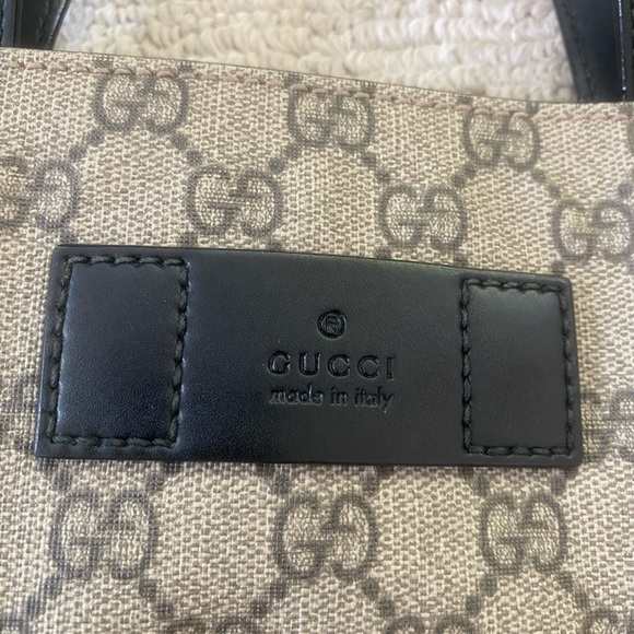 Authentic Gucci tote bag with signature Gucci logo and strap - Picture 3 of 16